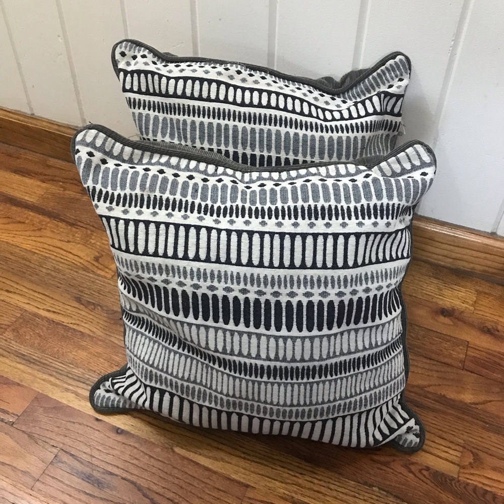 2 Throw Pillows Couch Sofa Bed Room Decor Accent
Measures 18” x 18”
Smoke Free H